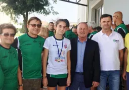 La giovanissima campionessa regionale con, tra gli altri, l'assessore allo Sport Gian Franco Ferrero e il consigliere comunale Diego Bressi